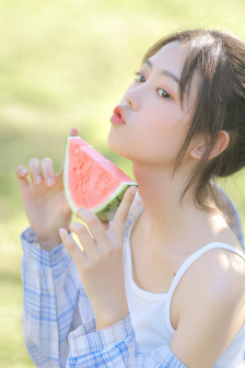 丫鬟露出双乳让老爷玩弄